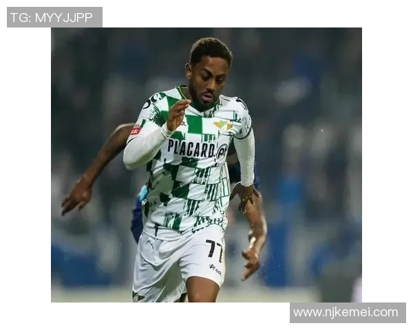 足球明星穿飞马39展现风采引领时尚潮流的运动魅力与个性风格