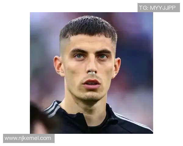 帅气男足球明星学生头像设计展现青春活力与运动魅力